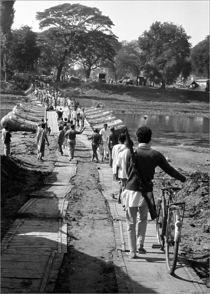 India - War Scenes - 1971 people crossing a river 13  /  06  /  1971 DM71