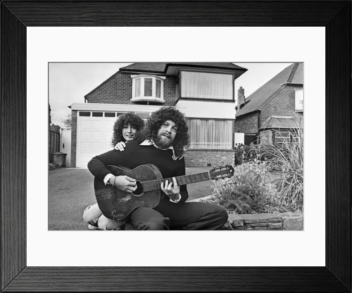 Framed Print : Print of Jeff Lynne sitting in a driveway with an acoustic guitar Framed Print : Print of Jeff Lynne sitting in a driveway with an acoustic guitar