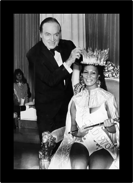 Bob Hope crowns Miss World, Jennifer Hosten in December 1970 01  /  12  /  1970
