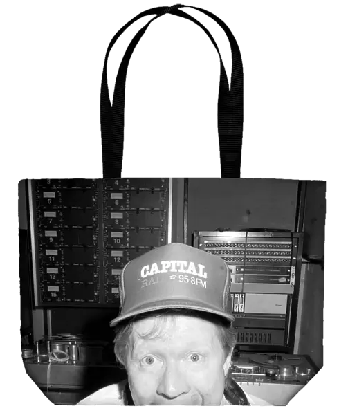 DAVID JENSEN (CAPITAL RADIO DJ) EATING A BURGER 27  /  05  /  1989