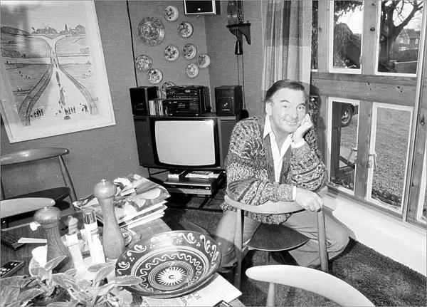 Bob Monkhouse, entertainer pictured inside his home - 08  /  03  /  1989