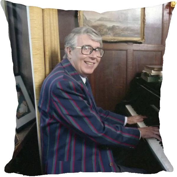 LESLIE CROWTHER - TV PRESENTER, AT HIS PIANO AT HOME 16  /  09  /  1994