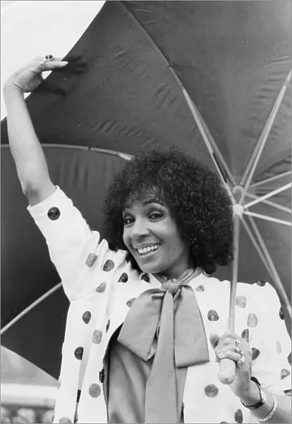 Shirley Bassey smiling under umbrella - September 1982 02  /  09  /  1982