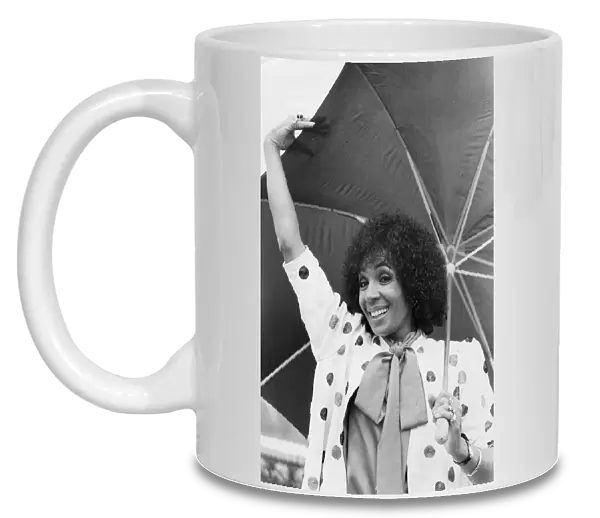 Shirley Bassey smiling under umbrella - September 1982 02  /  09  /  1982