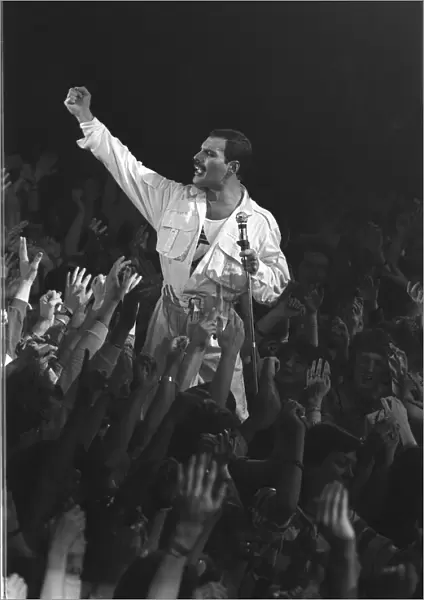FREDDIE MERCURY DURING A QUEEN CONCERT - MAY 86
