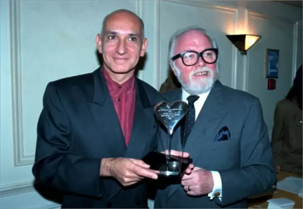LORD ATTENBOROUGH AND BEN KINGSLEY HOLDING AWARD AT THE SHOWBUSINESS PERSONALITY OF THE