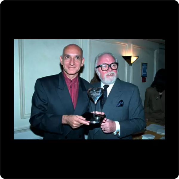 LORD ATTENBOROUGH AND BEN KINGSLEY HOLDING AWARD AT THE SHOWBUSINESS PERSONALITY OF THE