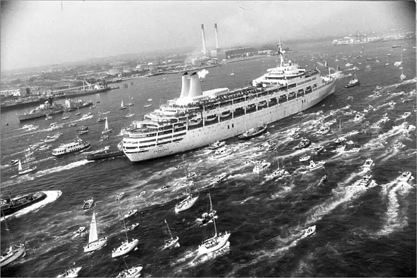 SS Canberra returns to Southampton after the Falklands War service escorted by small