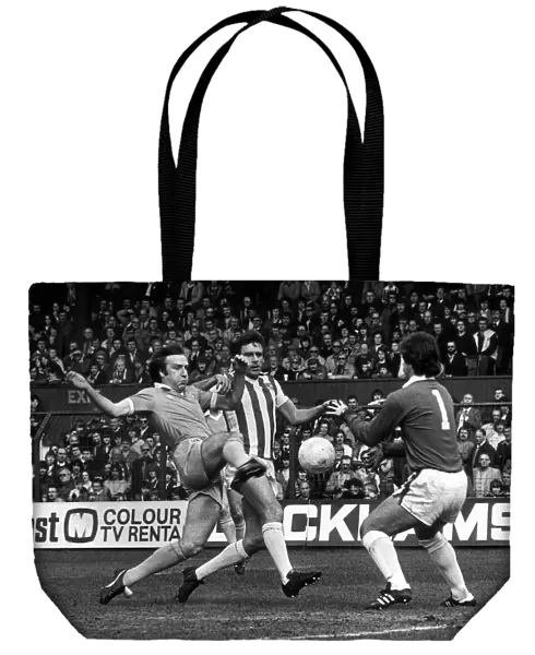 Steve Daley Stoke City v Manchester City April 1980 Stoke Keeper Peter Fox comes