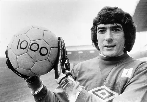 Pat Jennings Arsenal goalkeeper February 1983 hold a football with the figure 1000