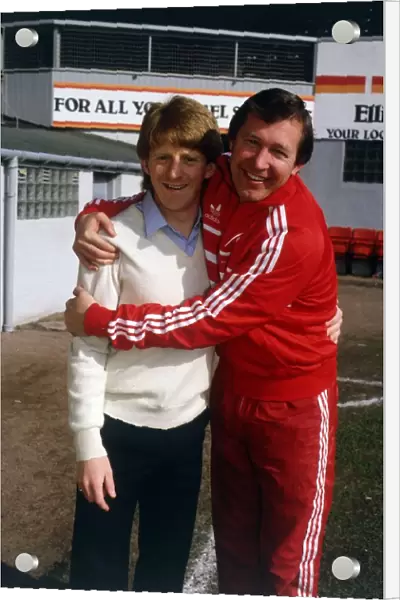 Aberdeen manager Alex Ferguson with arms around Gordon Strachan 1985