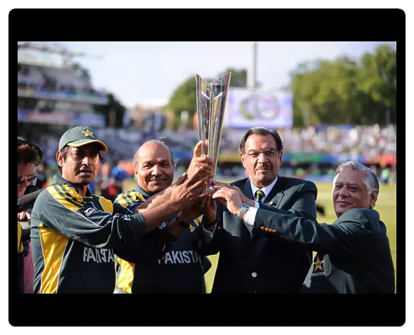 Intikhab Alam & Pakistan Officials With World Cup Intikh