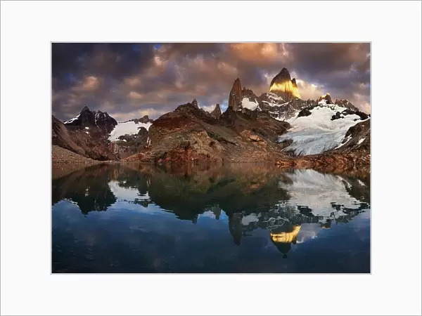 Laguna de Los Tres and mount Fitz Roy at sunrise, Patagonia, Argentina
