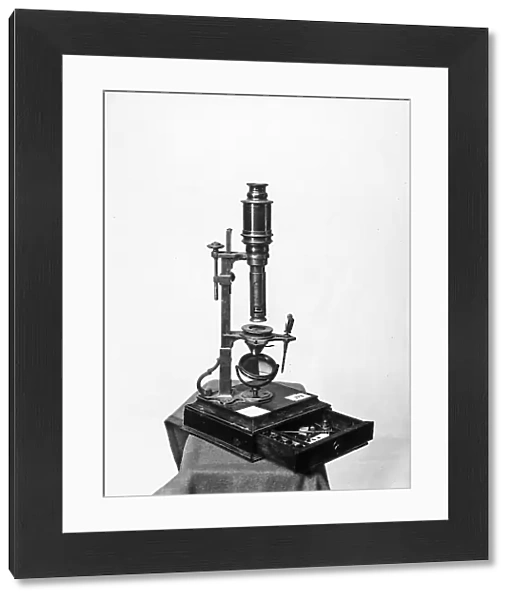 English vertical microscope dating back to the twentieth century belonging to the Carbonelli Collection, Rome. The picture was taken during the Exhibition of Science History in 1929, in Florence