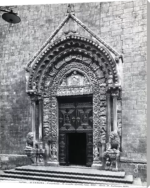 Portal of the Cathedral of Altamura. On the side of the portal column bearing lions are visible. The columns end in a sculpted double arch, topped with a triangular tympanum