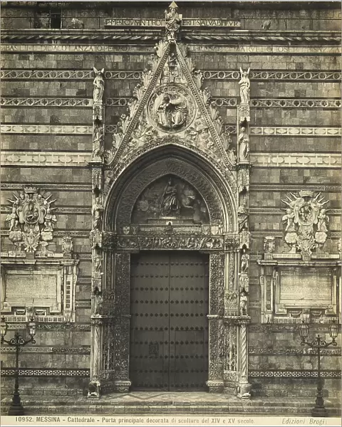 Front view of the main door of Messina's Cathedral