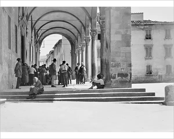 People under the loggia of the Hospital of Ceppo, Pistoia