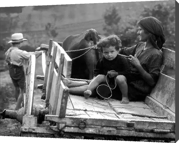 Mother and dauther driven on a cart. Postcard sent by the photographer to Vincenzo Balocchi