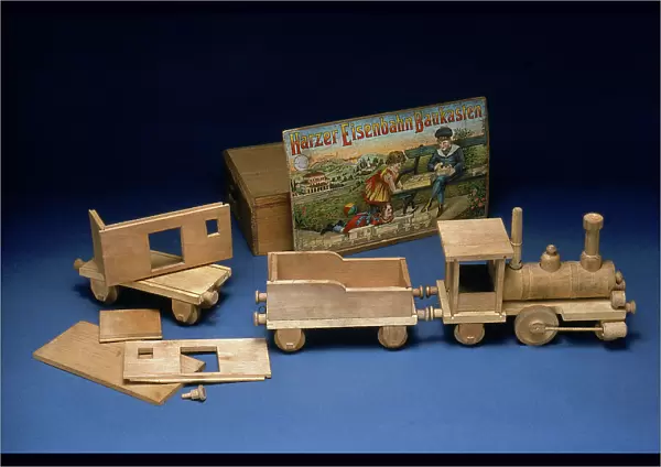 Wooden toy train with its assembly box made in Germany in the second half of the 19th century