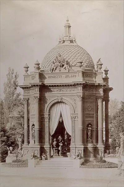 Exterior of an exhibition pavilion in a garden. The front of the pavilion has written on it G. Righetti-Milano