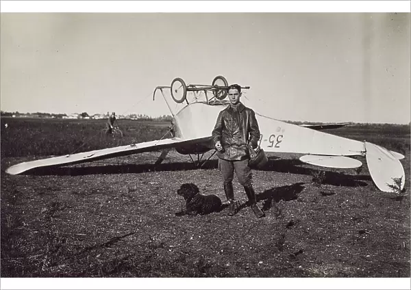 Pilot of Italian military aviation with his plane