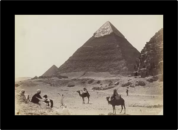 Group of people near the pyramid of Chefren
