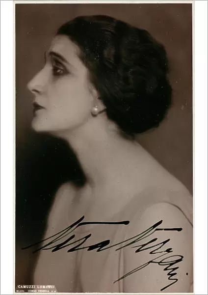 Close-up of the Italian actress Vera Vergani (1894-1989), postcard with autograph