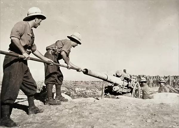 WWII: Italian artillerymen busy cleaning their weapons