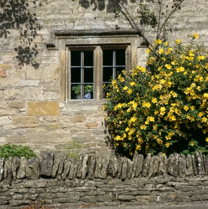 Framed Print : Cottage Window Print: Stone mullioned detail in Lower Slaughter