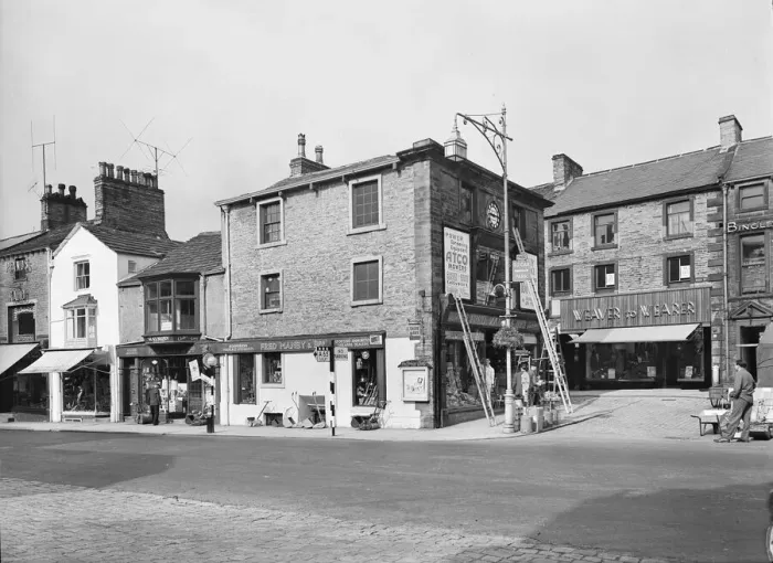 Framed Print : Skipton High Street Print, 1957 Framed Print : Skipton High Street Print, 1957