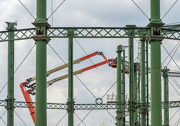 Removing gas holders DP413865