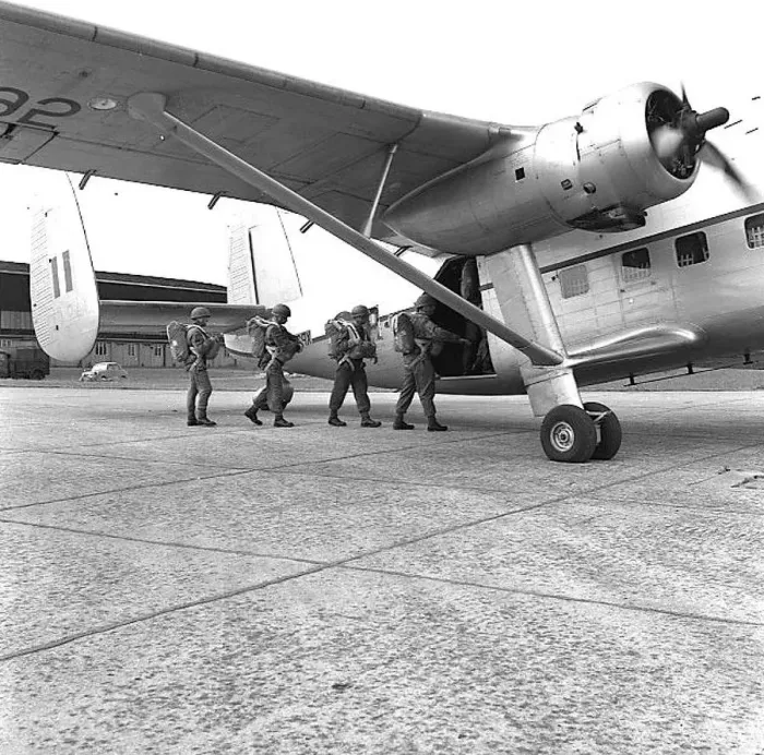 : 16th Parachute Brigade Training Print : 16th Parachute Brigade Training Print