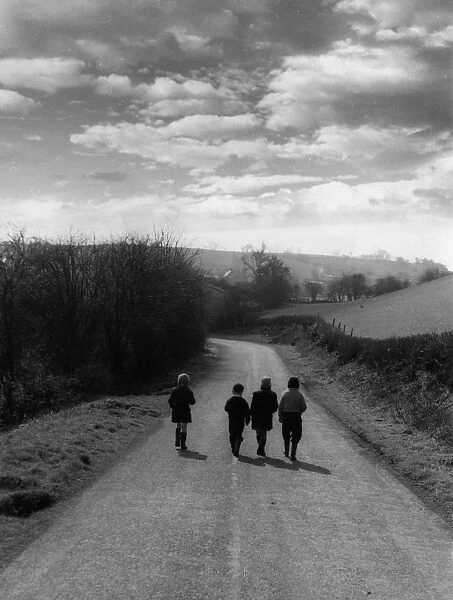 CHILDREN  /  COUNTRY ROAD