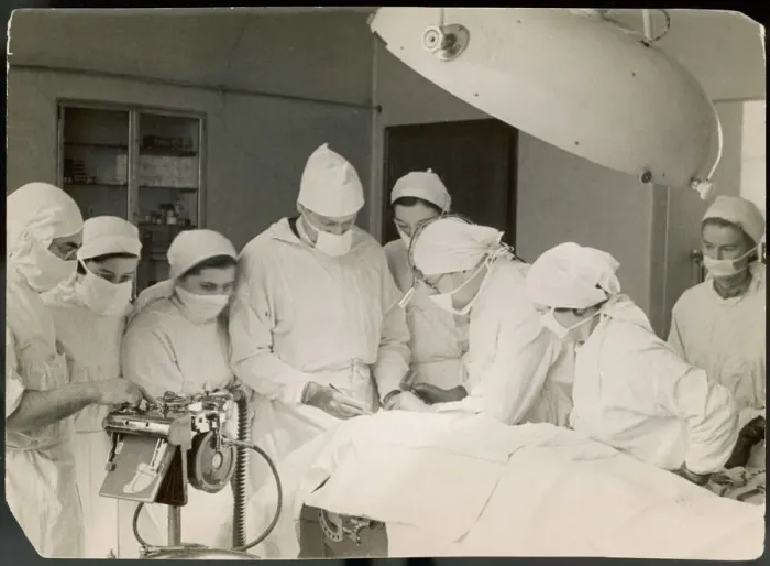 Framed Print : Operating Table Print: Student Nurses Observe a Surgeon Framed Print : Operating Table Print: Student Nurses Observe a Surgeon