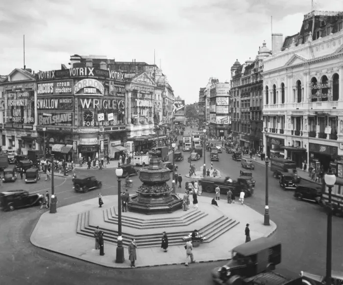Framed Print : Piccadilly Circus and the Statue of Eros, London Print 1930s Framed Print : Piccadilly Circus and the Statue of Eros, London Print 1930s