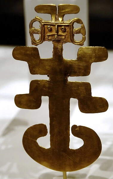 Pre-Columbian Art. Colombia. Anthropomorphic pendant. 5th10