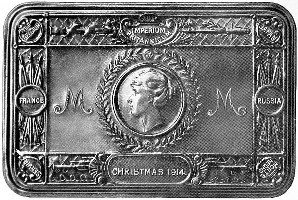 Princess Marys Christmas gift to the soldiers and sailors: The lid of the brass tobacco box