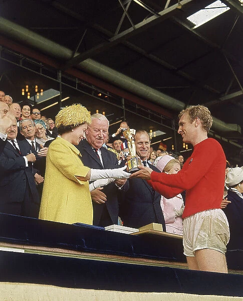 Queen Elizabeth II presents Bobby Moore with World Cup (Photos Framed, Prints,...) #7185149