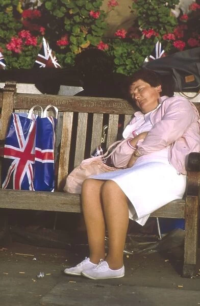 Royal wedding 1986 - sleeping spectator