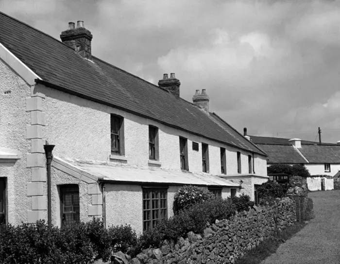 Framed Print : Worms Head Cottage Hotel Print, Rhossili, Gower Peninsula Framed Print : Worms Head Cottage Hotel Print, Rhossili, Gower Peninsula