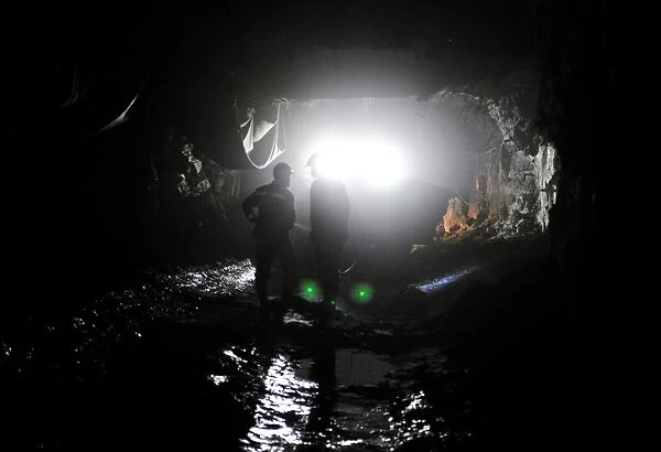 Miners in a metal ore mine C018  /  2354