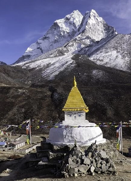 Buddhist Stupa outside the town of Dingboche in the Himalayas, Nepal, Asia