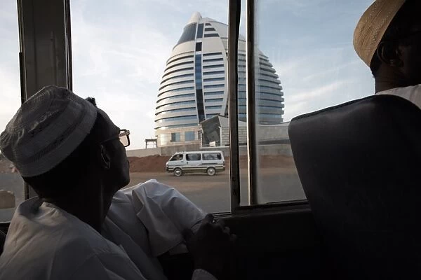 A bus passes the 5-star Boji Al-Fateh Hotel (Libyan Hotel)