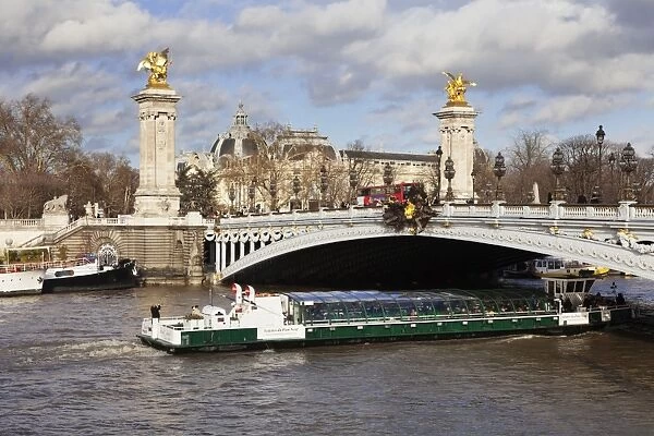 Cruise ship and Pont Alexandre III bridge, Paris, Ile de France, France, Europe