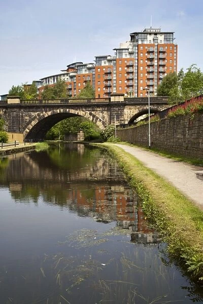 Modern flats by the Leeds and Liverpool Canal in Leeds, West Yorkshire, Yorkshire, England, United Kingdom, Europe