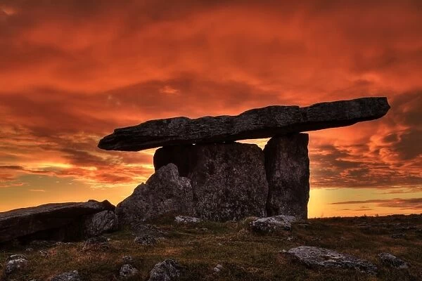 Poulnabrone Portal Tomb, County Clare, Munster, Republic of Ireland, Europe