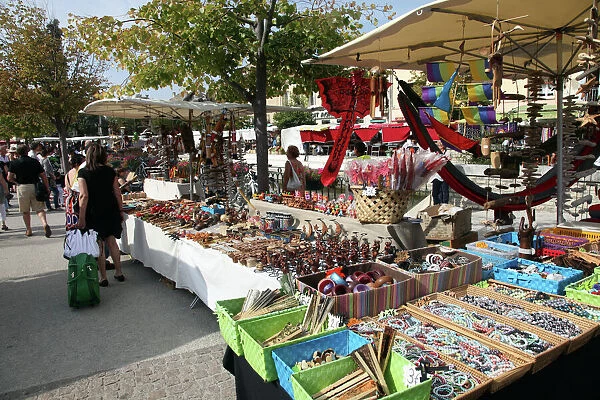 Stalls in the street market held every Sunday in Ile sur la Sorgue, Provence, France, Europe