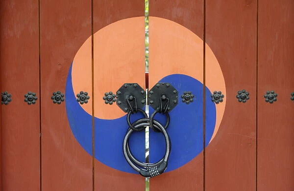 Yin and yang symbols on temple door, Seoul, South Korea, Asia