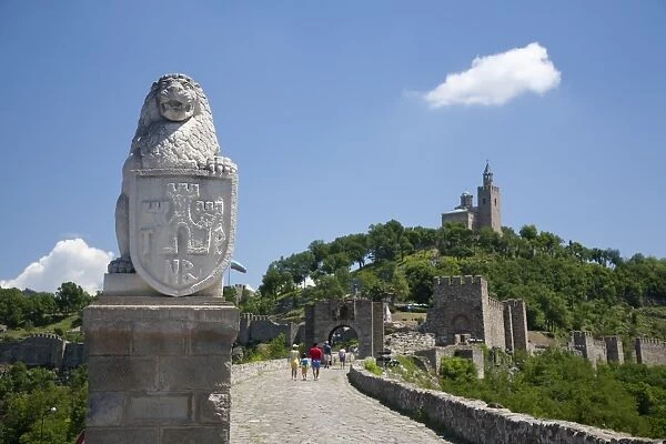 Bulgaria, Veliko Tarnovo. A statue of a lion guards the road to the the Tsarevets Castle