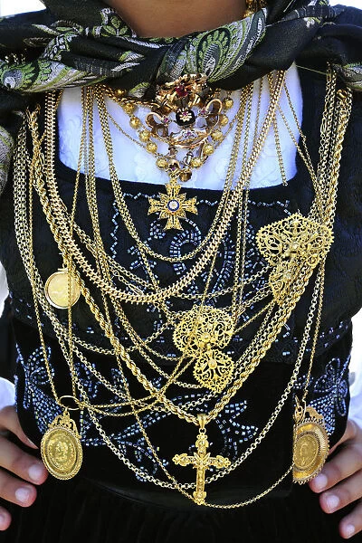 Gold necklace and traditional costume of Minho